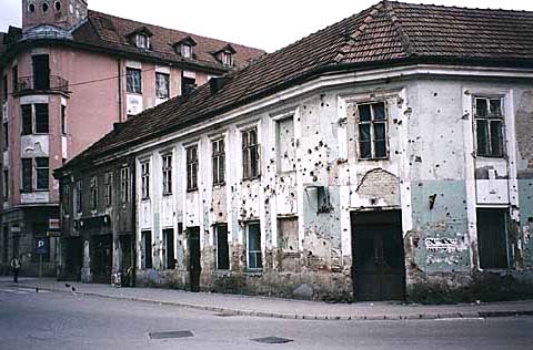 BILD: sönderskjutna husväggar