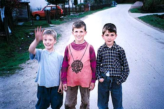 BILD: tre pojkar i bosnien