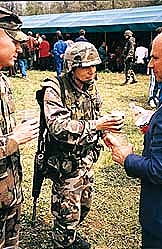 BILD: FN-soldat sklar med civilist