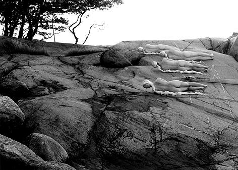 BILD: Butoh-grupp i naturen