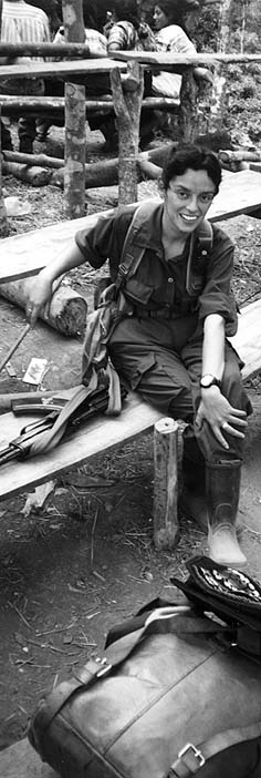 BILD: kvinnlig gerillasoldat