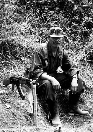 BILD: manlig gerillasoldat