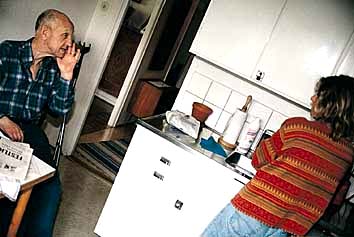 BILD: Lars-Erik väntar på maten