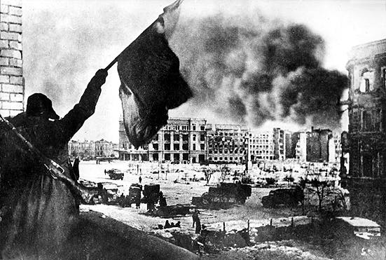 Bild: Segerflaggan över det förödda Stalingrad