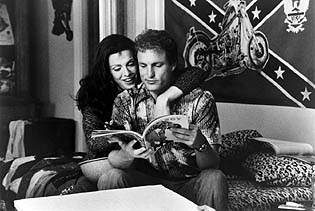 BILD: Courtney Love och Woody Harrelson