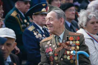 Antalet överlevande veteraner från andra världskriget i Ryssland uppgår nu bara till cirka 400 000 personer varav cirka 150 000 invalider. I år har premiärminister Putin lovat att alla veteraner ska ha en bostad på minst 36 kvadratmeter.