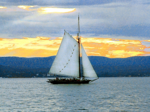 Skonaren &quot;Clearwater&quot; seglar på Hudson River