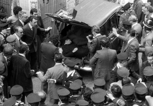 Liket efter Aldo Moro hittades i bagageluckan på en Renault på gatan Via Caetani. Han var skjuten i bröstkorgen med elva skott.