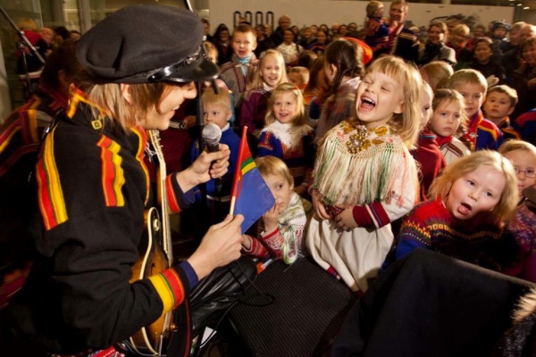 Halvard Rundberg firar samiska nationaldagen med sin yngsta publik