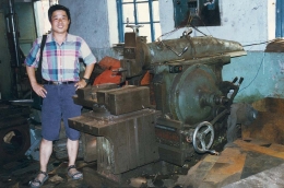 Dongping Han i fabriken där han jobbade och blev chef.