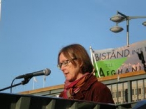 Clara Lindberg talar vid den demonstration på Sergels Torg den 9 oktober som avslutade 2010 års Afganistanvecka.