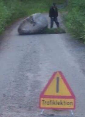 Kallak: Väg blockerad av sten