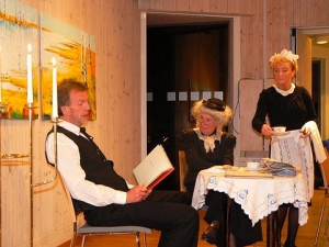 Nobels fredspristagare 1905 Bertha von Suttner spelades av Lilian Gustavsson, Alfred Nobel av Dennis Svensson och servitrisen av Åsa Kallebo