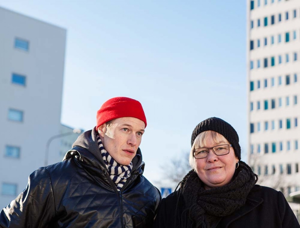 Ulrika Dahl och Steven Cuzner från nätverket Linje 19 ser en pågående statushöjning i Högdalen. - Det finns en agenda för området som innebär att politiker tillsammans med privata fastighetsägare och centrumägaren bereder det för personer från innerstaden, säger Ulrika Dahl.